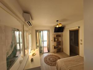 Un pat sau paturi într-o cameră la Appartement lumineux avec vue sur mer a 50 m de la plage et du centre