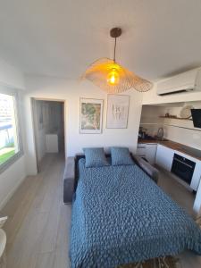 Un pat sau paturi într-o cameră la Appartement lumineux avec vue sur mer a 50 m de la plage et du centre