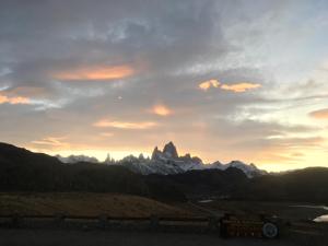 エル・チャルテンにあるAPART PIRAMIDeの雪山の夕日