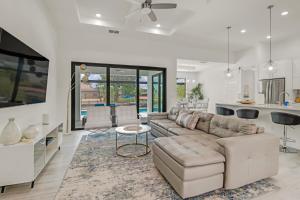 un soggiorno con un divano e un tavolo di The Twins Villa a Cape Coral