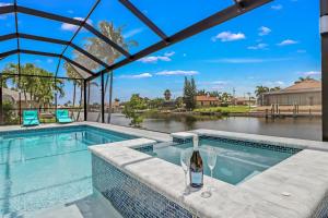 una piscina con vista sul fiume di The Twins Villa a Cape Coral