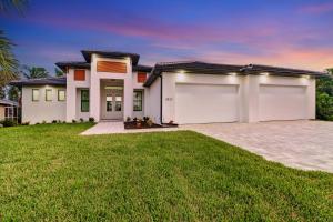 una casa con due porte garage in un cortile di The Twins Villa a Cape Coral
