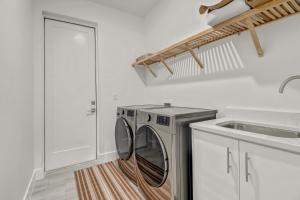 una lavanderia con lavatrice e lavandino di The Twins Villa a Cape Coral