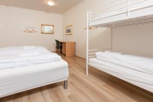 Een bed of bedden in een kamer bij Ljosafoss Lake Guest House