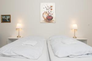 Een bed of bedden in een kamer bij Ljosafoss Lake Guest House