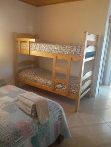 een slaapkamer met 2 stapelbedden en een ladder bij Casa Eudileia in Campos do Jordão