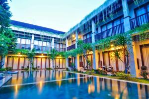 Der Swimmingpool an oder in der Nähe von ABISHA Hotel Sanur
