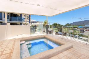 uma piscina no telhado de uma casa em Seascape em Cairns