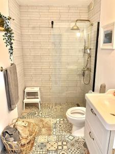 A bathroom at Sea View Penthouse with Large Terrace