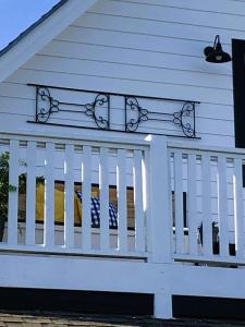 una recinzione bianca di fronte a una casa di Days Gone Bye a Nassau