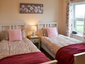 Una cama o camas en una habitación de Trelean Vean Cottage