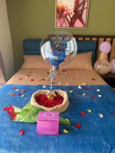 een kamer met een bed met een hartballon en confetti bij Relax At Gold Coast Morib in Banting