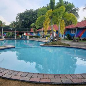 een groot zwembad met blauw water in een resort bij GLOBAL IKHWAN RESORT in Kuah