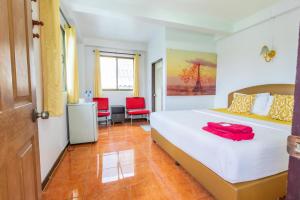 a bedroom with a bed and two red chairs at Your Home AYUTTHAYA ยัวร์โฮม in Phra Nakhon Si Ayutthaya