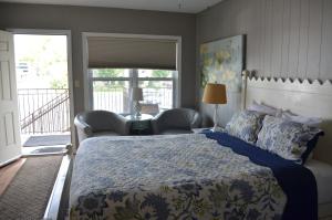 - une chambre avec un lit, une chaise et une fenêtre dans l'établissement Gateway Inn, à Chicago