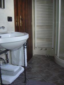 y baño con lavabo y ducha. en La Collina dei Franchi, en Camporgiano