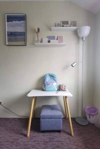 Cozy Home Deca Clark في انجلس: طاولة عليها كرسي والكرة الأرضية