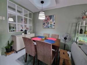 Cozy Home Deca Clark في انجلس: طاولة طعام وكراسي في غرفة المعيشة