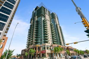 een hoog gebouw op de hoek van een straat bij Gorgeous Downtown Calgary Condos by GLOBALSTAY Free Parking in Calgary