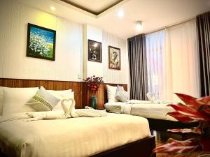 Un pat sau paturi într-o cameră la DDA Hotel District 1- Bùi Viện-Đề Thám Walking Street