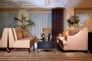 A seating area at Hotel Gran Puri Manado