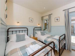 - 2 lits dans une chambre avec fenêtre dans l'établissement Castlemans Stables East, à Sedlescombe