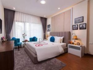 Postel nebo postele na pokoji v ubytování Hanoi Hanvet Hotel