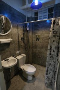 ein Bad mit einem WC, einem Waschbecken und einer Dusche in der Unterkunft iDeal Beds Hostel Ao Nang Beach in Ao Nang Beach