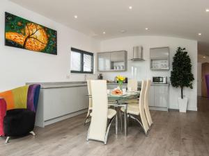 een keuken en eetkamer met een tafel en stoelen bij Sunnyside Lodge in Glastonbury