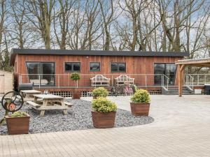 een tiny house met een picknicktafel en een patio bij Sunnyside Lodge in Glastonbury