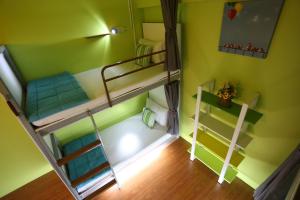 Ein Etagenbett oder Etagenbetten in einem Zimmer der Unterkunft iDeal Beds Hostel Ao Nang Beach