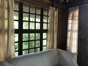un divano di fronte a una grande finestra di Santa Maria Volcano Lodge a Hacienda Santa María