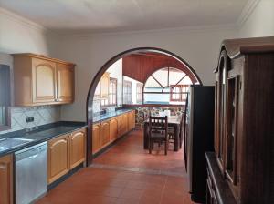 a kitchen with an archway leading to a dining room at Casa Palmeral in Mácher
