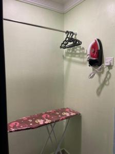 Zimmer mit einem Tisch und einem roten Helm an der Wand in der Unterkunft Marina View Villas Pinnacle Guest House in Port Dickson