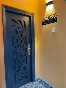 eine Tür in einem Zimmer mit einem Schild an der Wand in der Unterkunft Marina View Villas Pinnacle Guest House in Port Dickson