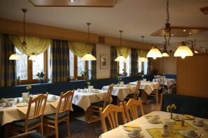 A restaurant or other place to eat at Hotel Jagermo