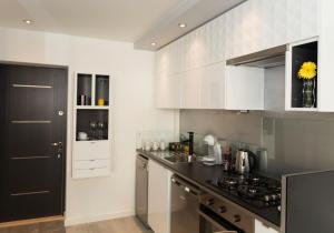 Virtuvė arba virtuvėlė apgyvendinimo įstaigoje Warsawrent Apartamenty Centralna