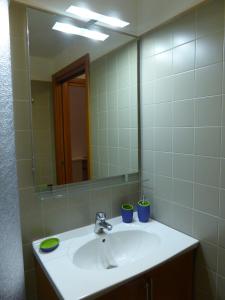 ein Bad mit einem Waschbecken und einem Spiegel in der Unterkunft Appartamento Giulio VI in Turin