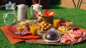 Muntaribにあるwahiba Bedouiens privae Campの芝生の上で飲食できるピクニックテーブル