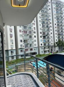 einen Balkon mit Blick auf einen Apartmentkomplex in der Unterkunft Marina View Villas Pinnacle Guest House in Port Dickson