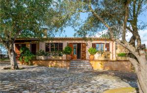 dom z drzewami przed nim w obiekcie Lovely Home In Manacor With Wifi w Manacorze