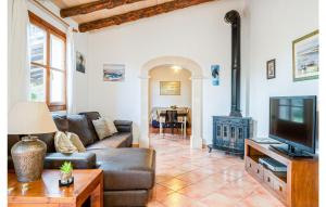 TV a/nebo společenská místnost v ubytování Lovely Home In Manacor With Wifi