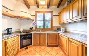 Kuchnia lub aneks kuchenny w obiekcie Lovely Home In Manacor With Wifi