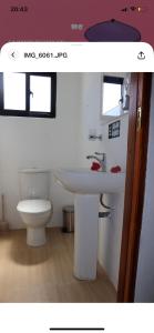 y baño con lavabo blanco y aseo. en Ogumka 2 , self catering , Santa Maria , Mahe , Seychelles en Anse Royale