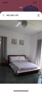 1 dormitorio con 1 cama en la esquina de una habitación en Ogumka 2 , self catering , Santa Maria , Mahe , Seychelles en Anse Royale