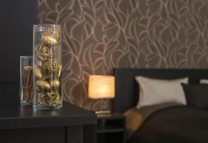 un jarrón con bolas de oro en una mesa junto a una cama en Rumbach Holiday, en Budapest
