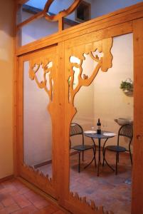 una stanza con una porta di vetro con un albero inciso di La Magnolia a Orvieto
