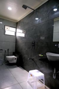 a bathroom with a sink and a toilet at Hotel Sai Unity Room in Garudeshwar