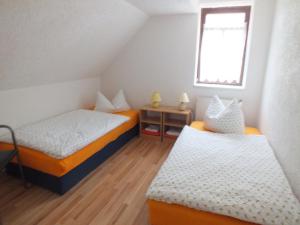 a bedroom with two beds and a window at Pension Hinz & Kunz in Weimar