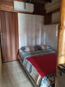 a bedroom with two beds in a room at Hugo's relax home (Suite) in Ayangue